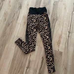 Women’s leopard scrunch butt athletic leggings